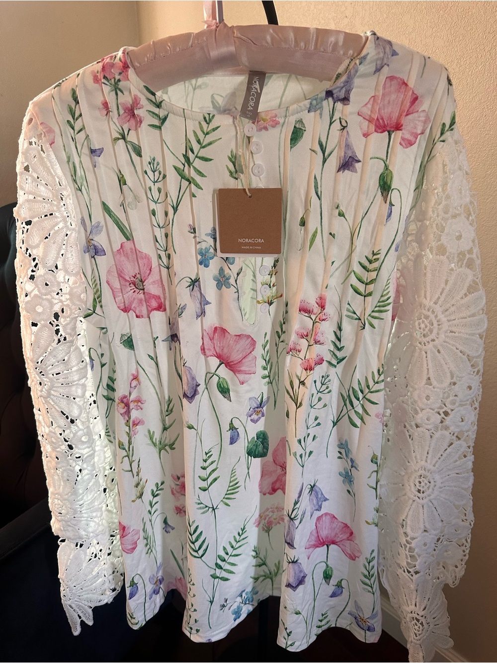 Noracora White Floral Lace-Sleeve Blouse